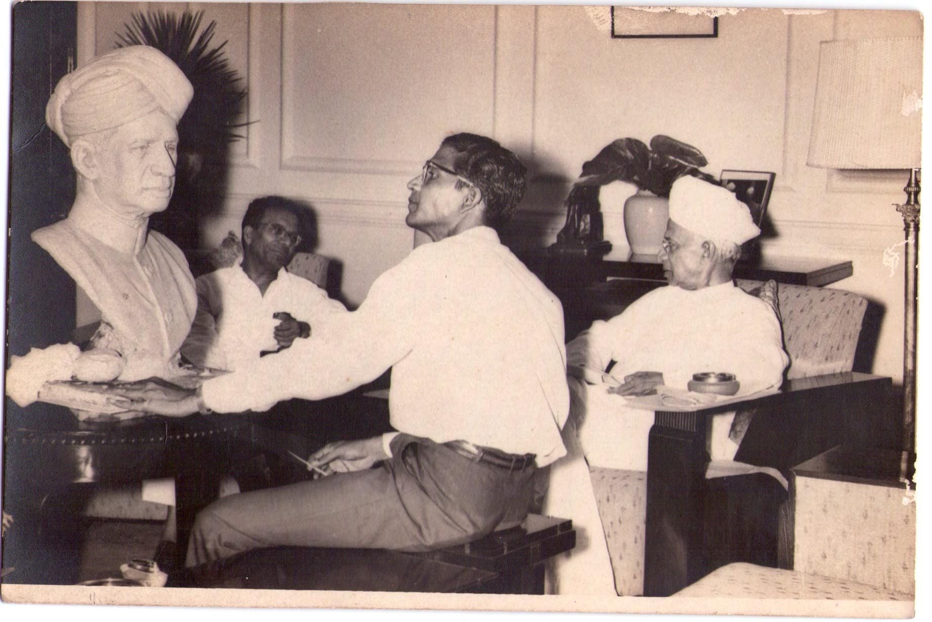 Ancha Radhakrishna Murthy sculpting President Sarvepalli Radhakrishnan from life
