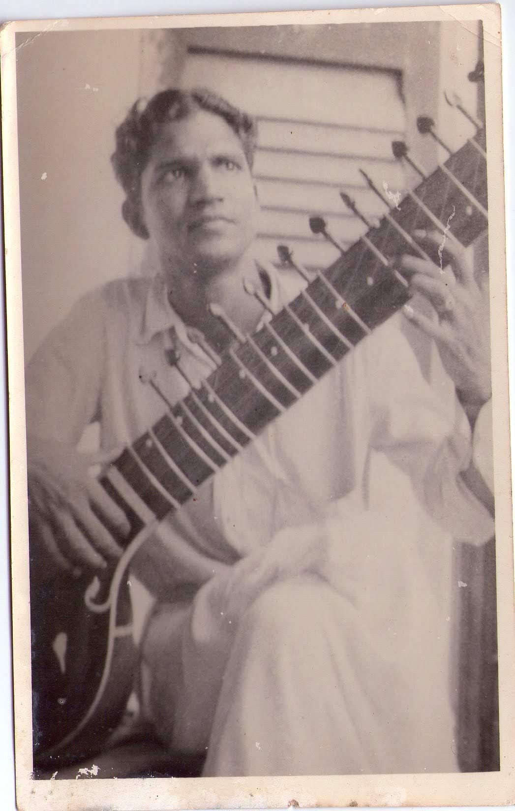 The young artist holding a sitar